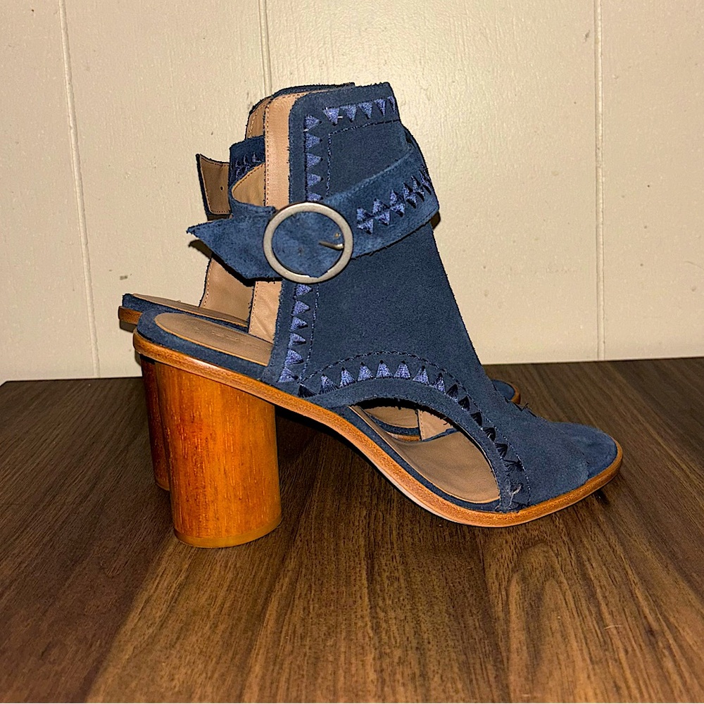 Anthropologie Bernardo Harper shootie blue embroidered size 8
